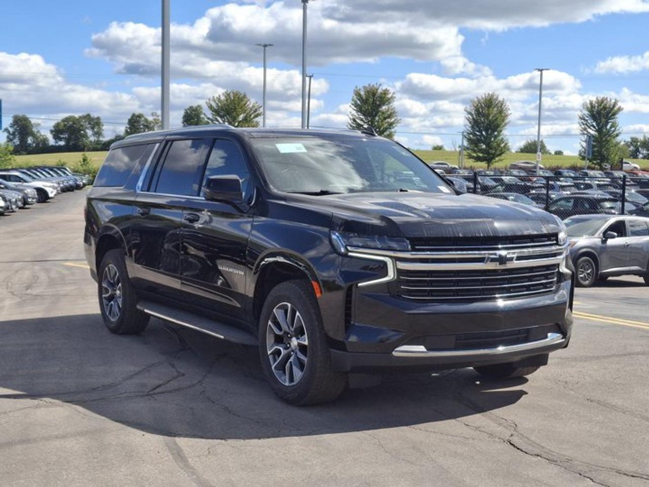 2023 Chevrolet Suburban LT 4WD | Signature Pkg | Leather | Panoramic Sunroof | Max Trailering Pkg | Luxury Pkg | and More ! Photo