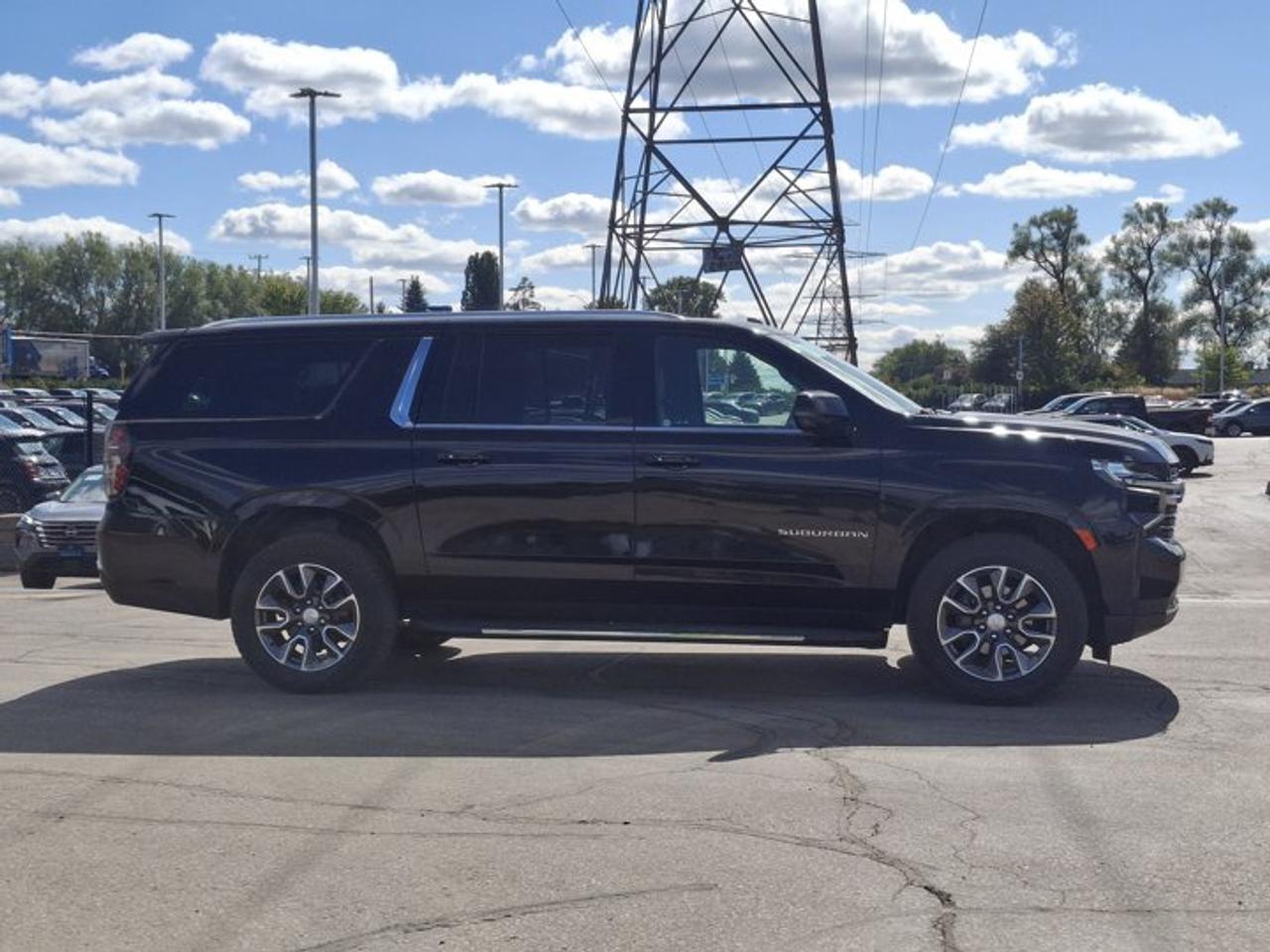 2023 Chevrolet Suburban LT 4WD | Signature Pkg | Leather | Panoramic Sunroof | Max Trailering Pkg | Luxury Pkg | and More ! Photo