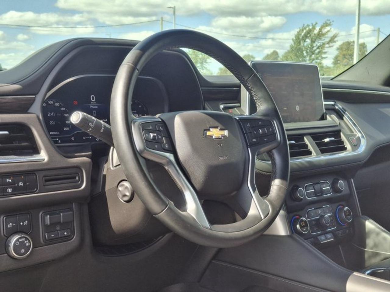 2023 Chevrolet Suburban LT 4WD | Signature Pkg | Leather | Panoramic Sunroof | Max Trailering Pkg | Luxury Pkg | and More ! Photo