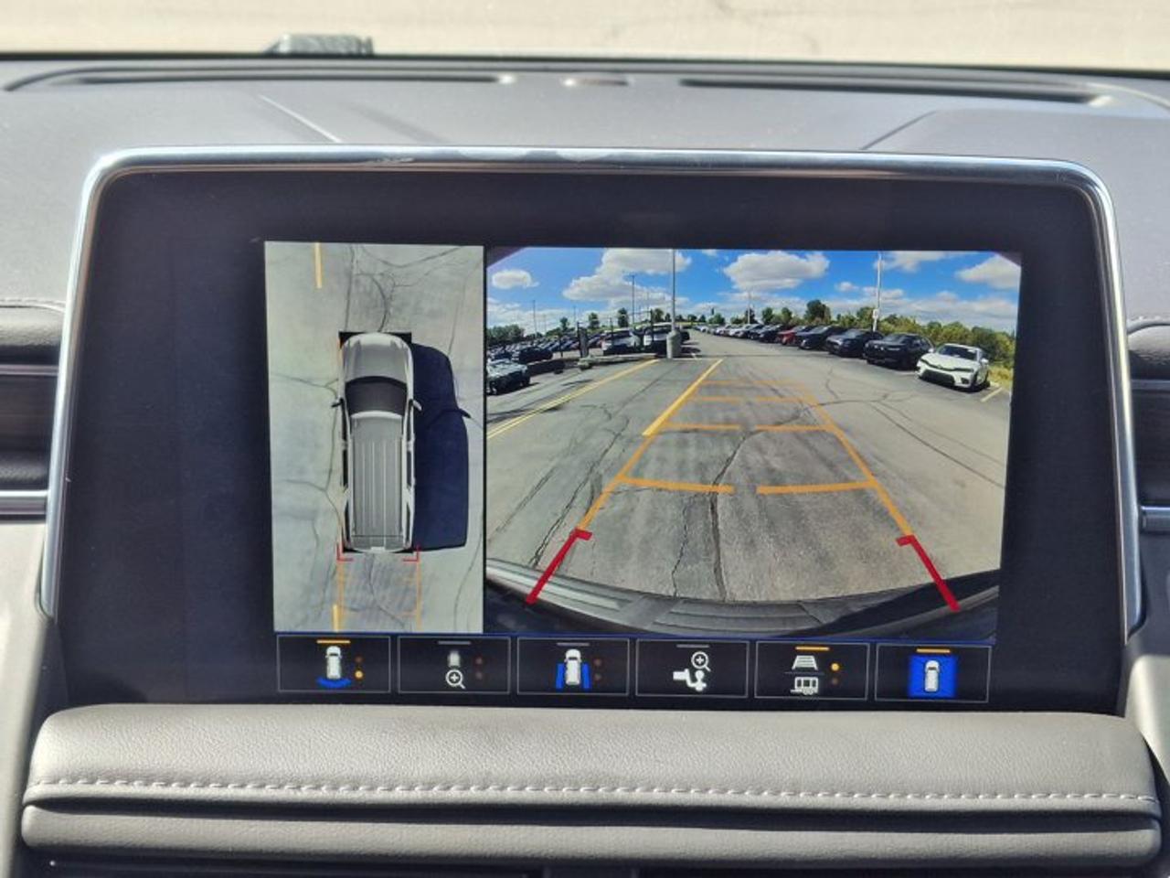 2023 Chevrolet Suburban LT 4WD | Signature Pkg | Leather | Panoramic Sunroof | Max Trailering Pkg | Luxury Pkg | and More ! Photo