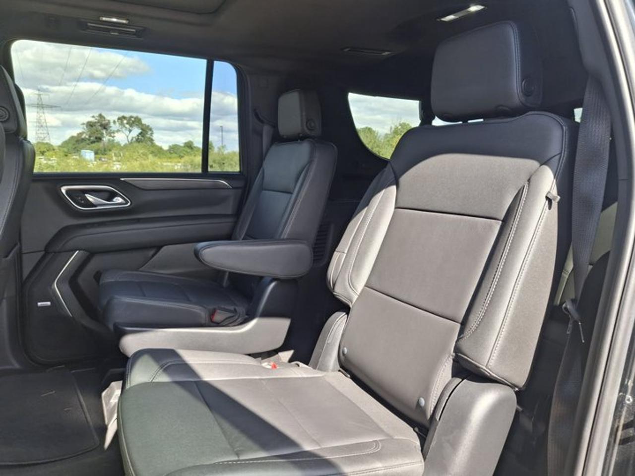 2023 Chevrolet Suburban LT 4WD | Signature Pkg | Leather | Panoramic Sunroof | Max Trailering Pkg | Luxury Pkg | and More ! Photo