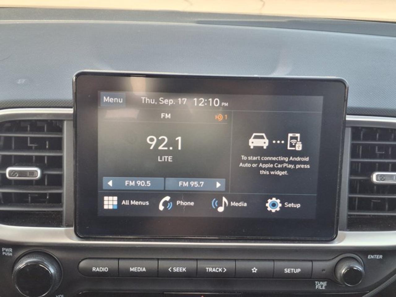 2025 Hyundai Venue Preferred | Heated Wheel + Seats | CarPlay + Android | Rear Camera | and More ! Photo