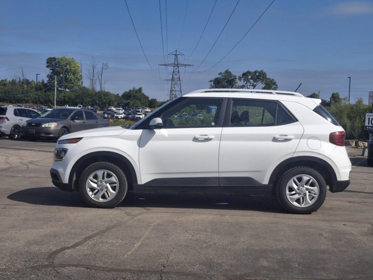 2025 Hyundai Venue Preferred | Heated Wheel + Seats | CarPlay + Android | Rear Camera | and More ! Photo5