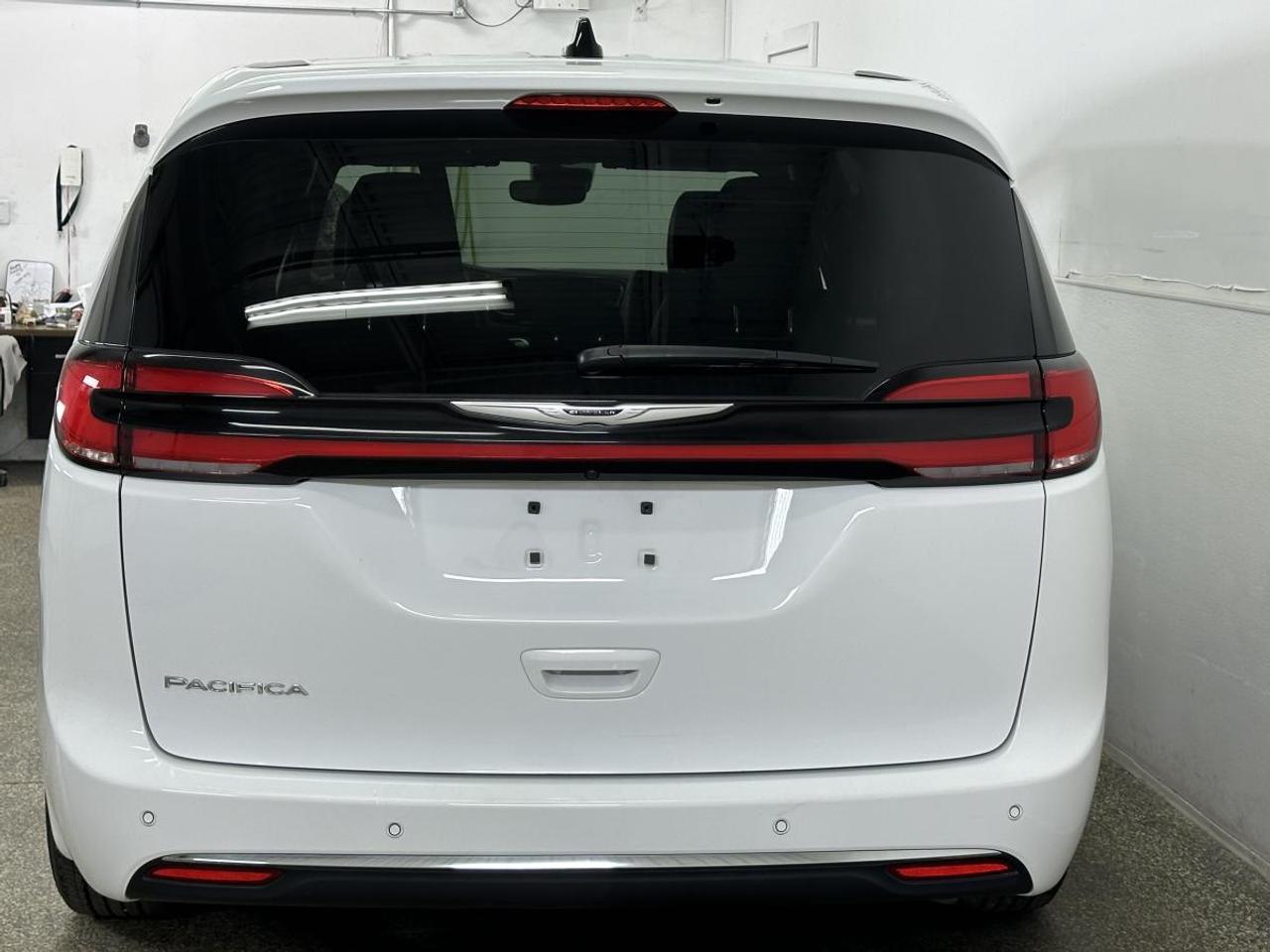 2025 Chrysler Pacifica Select SELECT/HEATED PWR LEATHER SEATS/PWR SLIDERS/BUCKETS/REM START/PWR GATE/MORE! Photo
