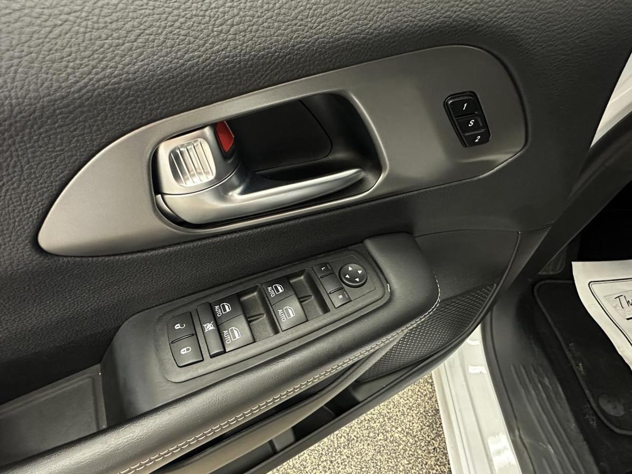 2025 Chrysler Pacifica Select SELECT/HEATED PWR LEATHER SEATS/PWR SLIDERS/BUCKETS/REM START/PWR GATE/MORE! Photo