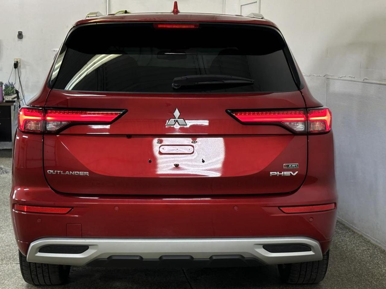2024 Mitsubishi Outlander Plug-In Hybrid GT/HYBRID/33KM/7 PASS/LEATHER/ROOF/NAVI/OFF 1 OWNER LEASE! Photo