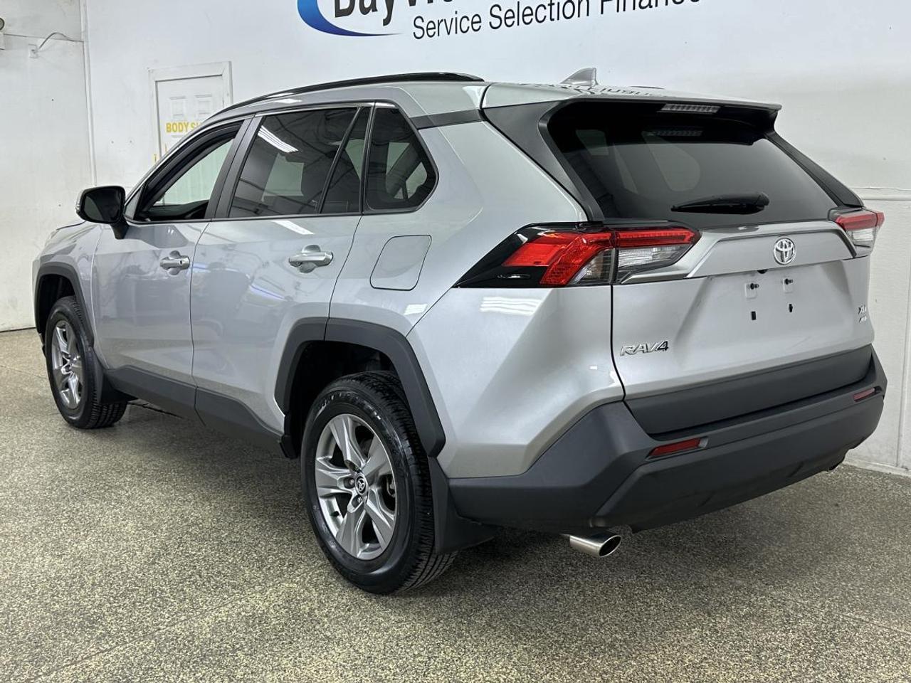 2022 Toyota RAV4 XLE/AWD/23KM/ROOF/PWR HEATED SEATS/PWR GATE! Photo