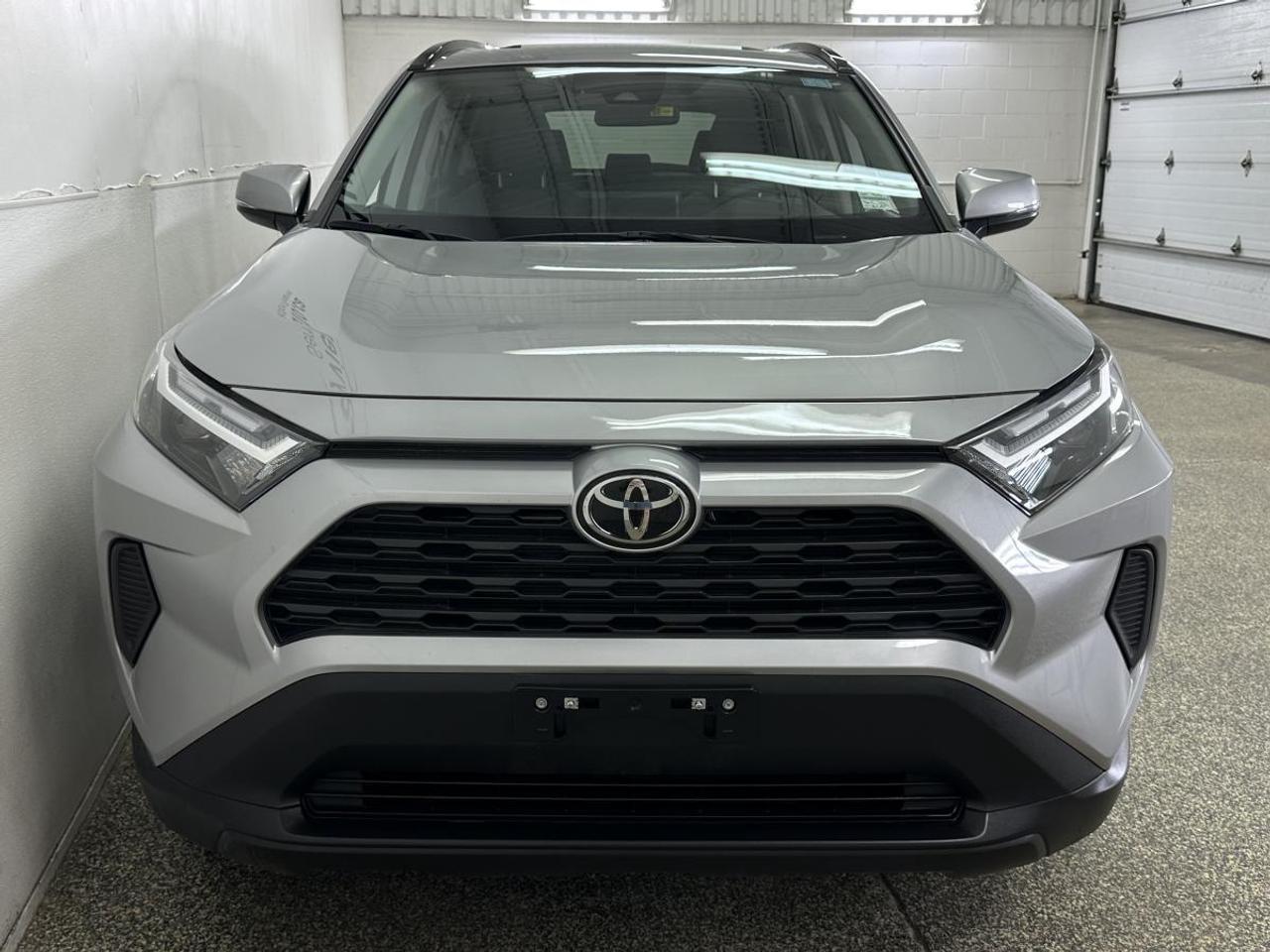 2022 Toyota RAV4 XLE/AWD/23KM/ROOF/PWR HEATED SEATS/PWR GATE! Photo