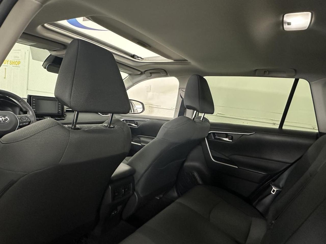 2022 Toyota RAV4 XLE/AWD/23KM/ROOF/PWR HEATED SEATS/PWR GATE! Photo