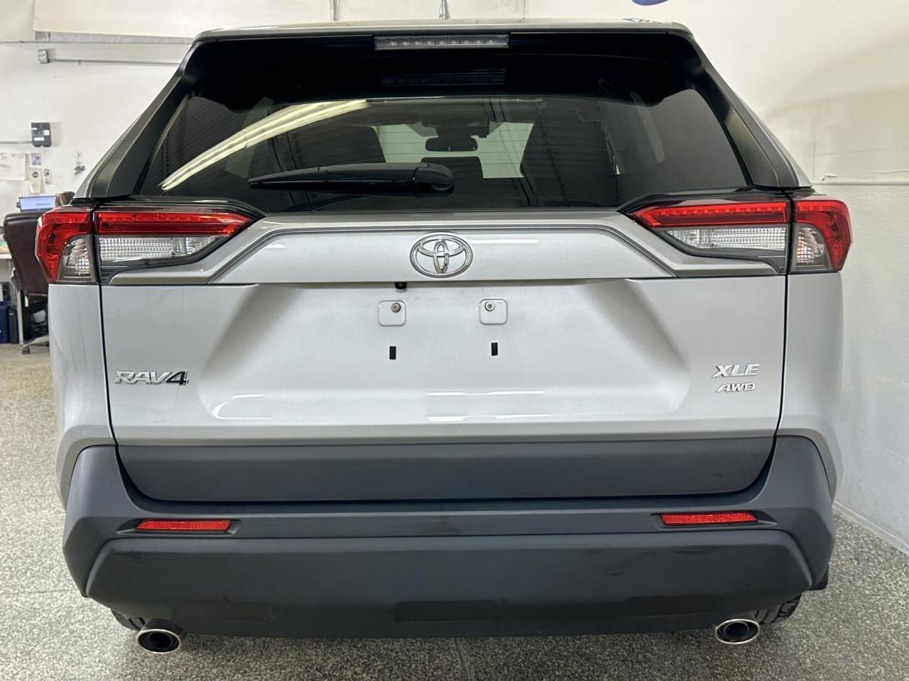 2022 Toyota RAV4 XLE/AWD/23KM/ROOF/PWR HEATED SEATS/PWR GATE! Photo