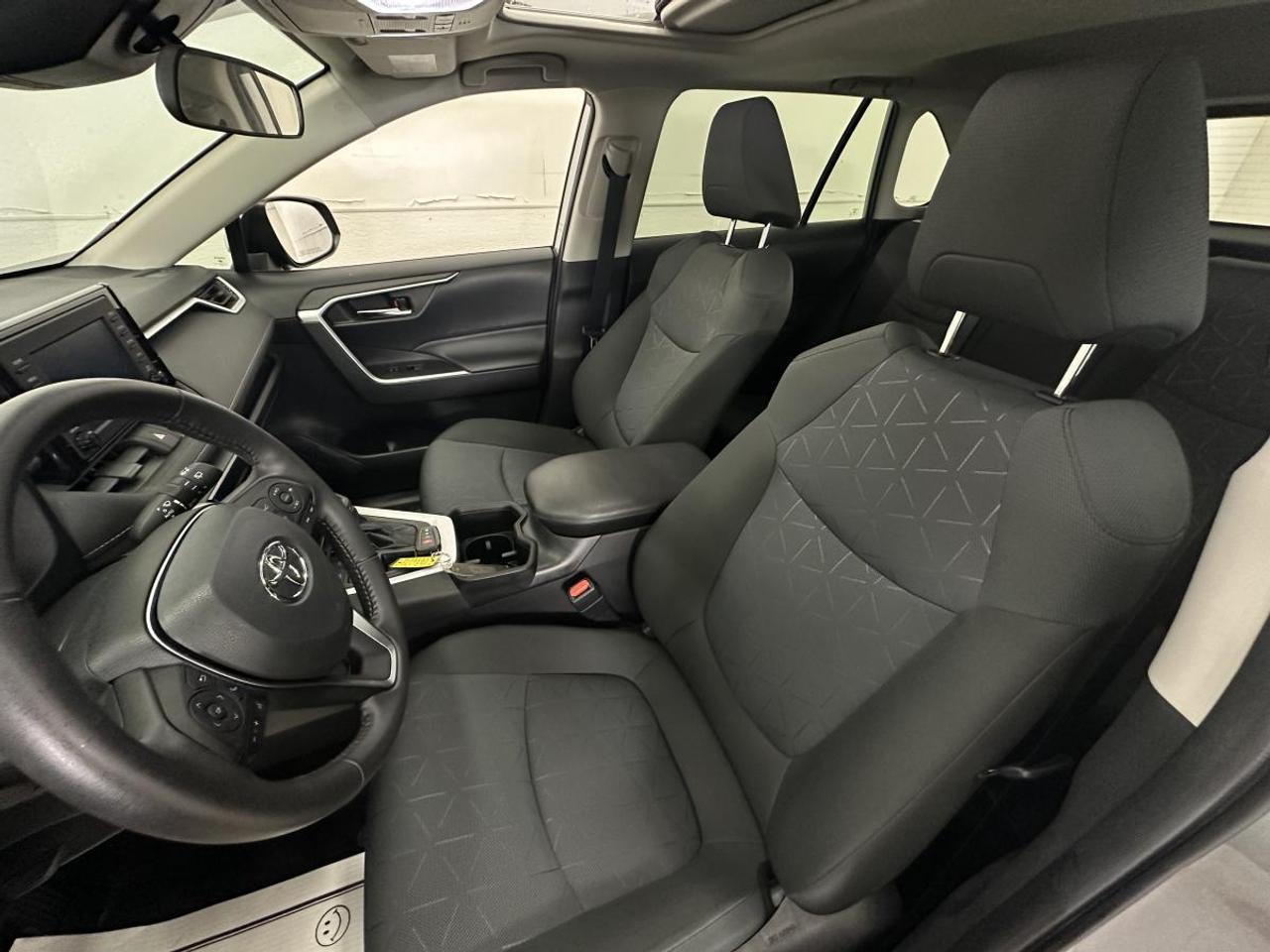 2022 Toyota RAV4 XLE/AWD/23KM/ROOF/PWR HEATED SEATS/PWR GATE! Photo