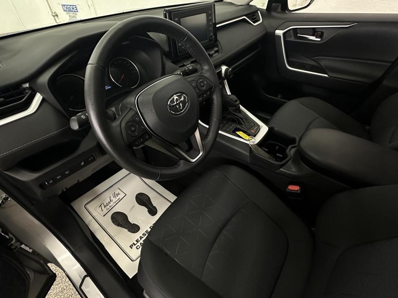 2022 Toyota RAV4 XLE/AWD/23KM/ROOF/PWR HEATED SEATS/PWR GATE! Photo