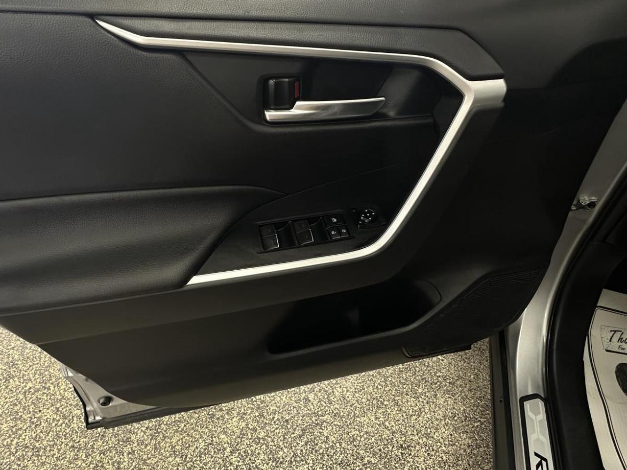2022 Toyota RAV4 XLE/AWD/23KM/ROOF/PWR HEATED SEATS/PWR GATE! Photo
