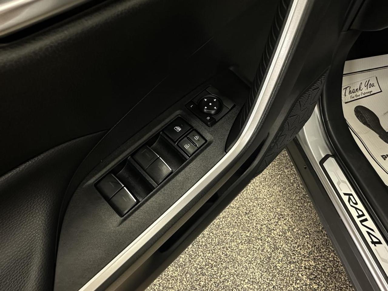 2022 Toyota RAV4 XLE/AWD/23KM/ROOF/PWR HEATED SEATS/PWR GATE! Photo
