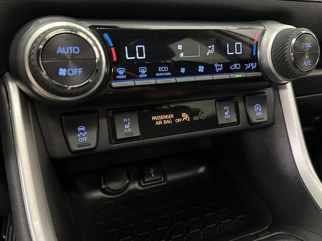 2022 Toyota RAV4 XLE/AWD/23KM/ROOF/PWR HEATED SEATS/PWR GATE! Photo