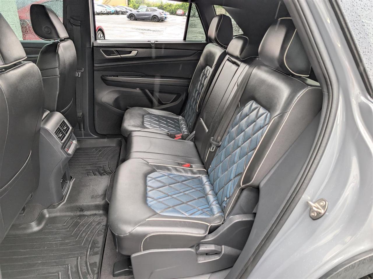 2024 Volkswagen Atlas Cross Sport 4MOTION - EXECLINE - PANO ROOF - NAV - TECH FEAT Photo