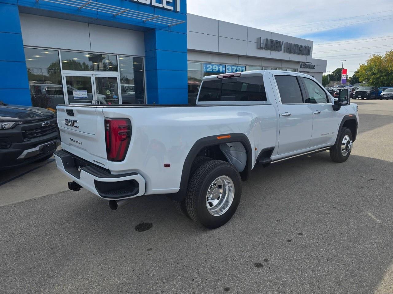 2026 GMC Sierra 3500 HD 4WD Crew Cab Long Box Denali Ultimate Photo2