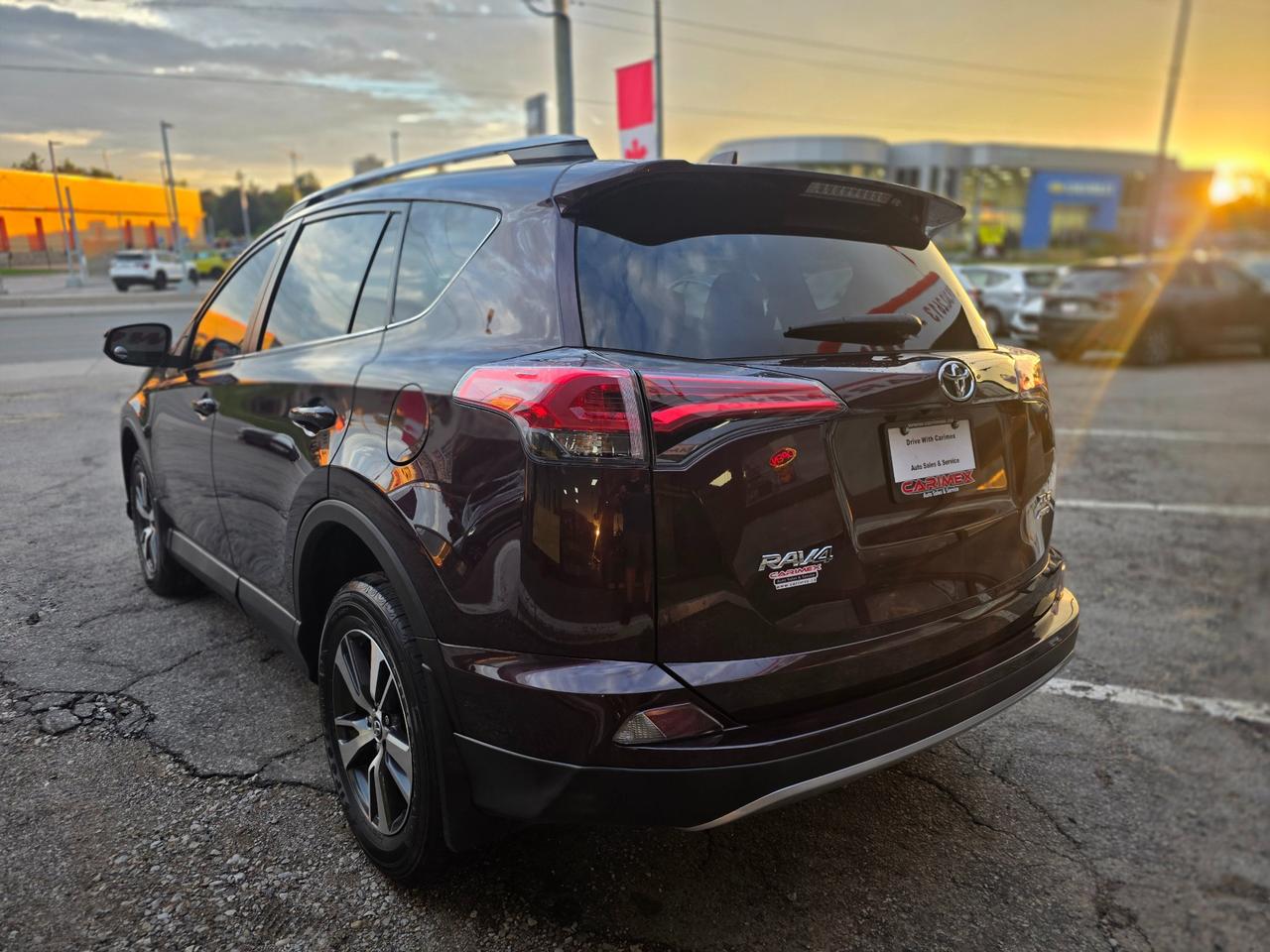 2018 Toyota RAV4 XLE AWD | Sunroof | Accident Free | Power Seat | Heated  Steering Photo2