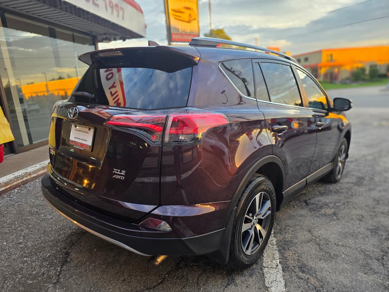 2018 Toyota RAV4 XLE AWD | Sunroof | Accident Free | Power Seat | Heated  Steering Photo