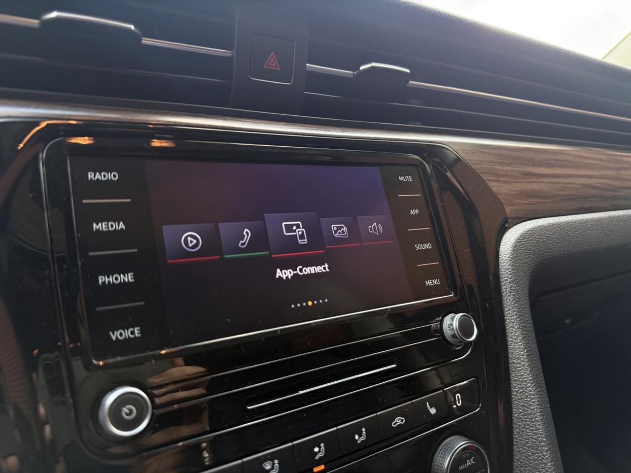 2022 Volkswagen Passat 2.0T Limited Edition| Leather| Moonroof Photo