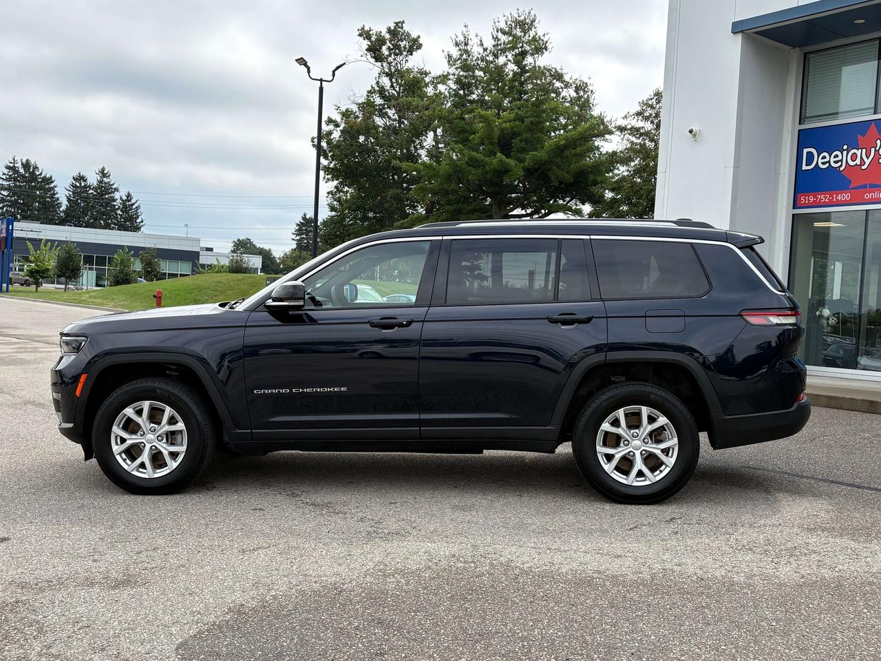 2023 Jeep Grand Cherokee Limited 4x4   7 Pass   Clean Carfax Photo4