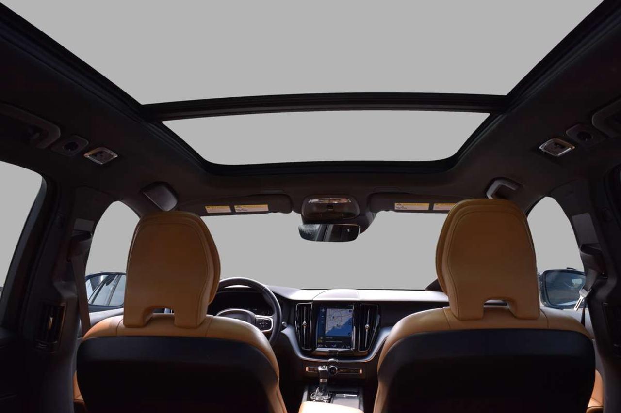 2019 Volvo XC60 Momentum AWD Navi Panoramic Sunroof Photo