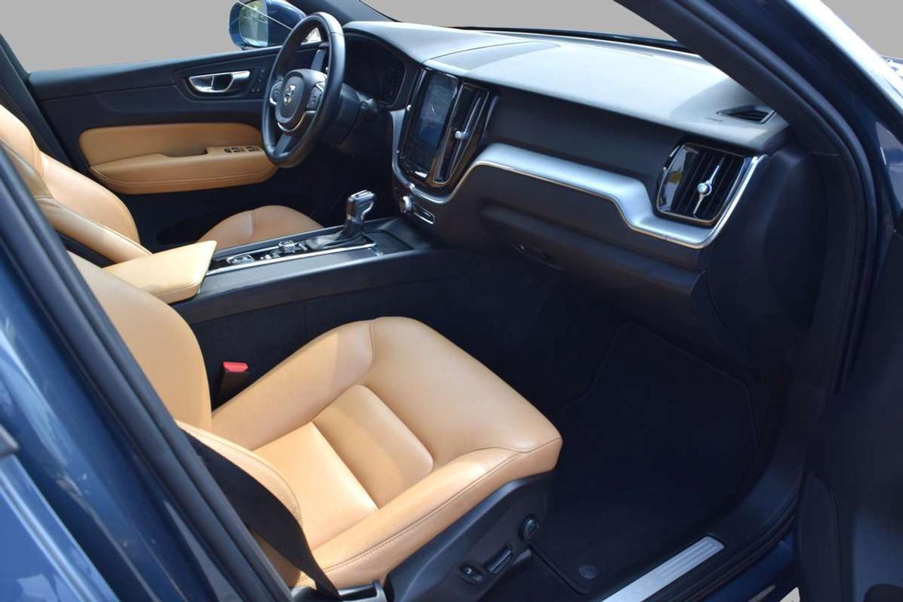 2019 Volvo XC60 Momentum AWD Navi Panoramic Sunroof Photo