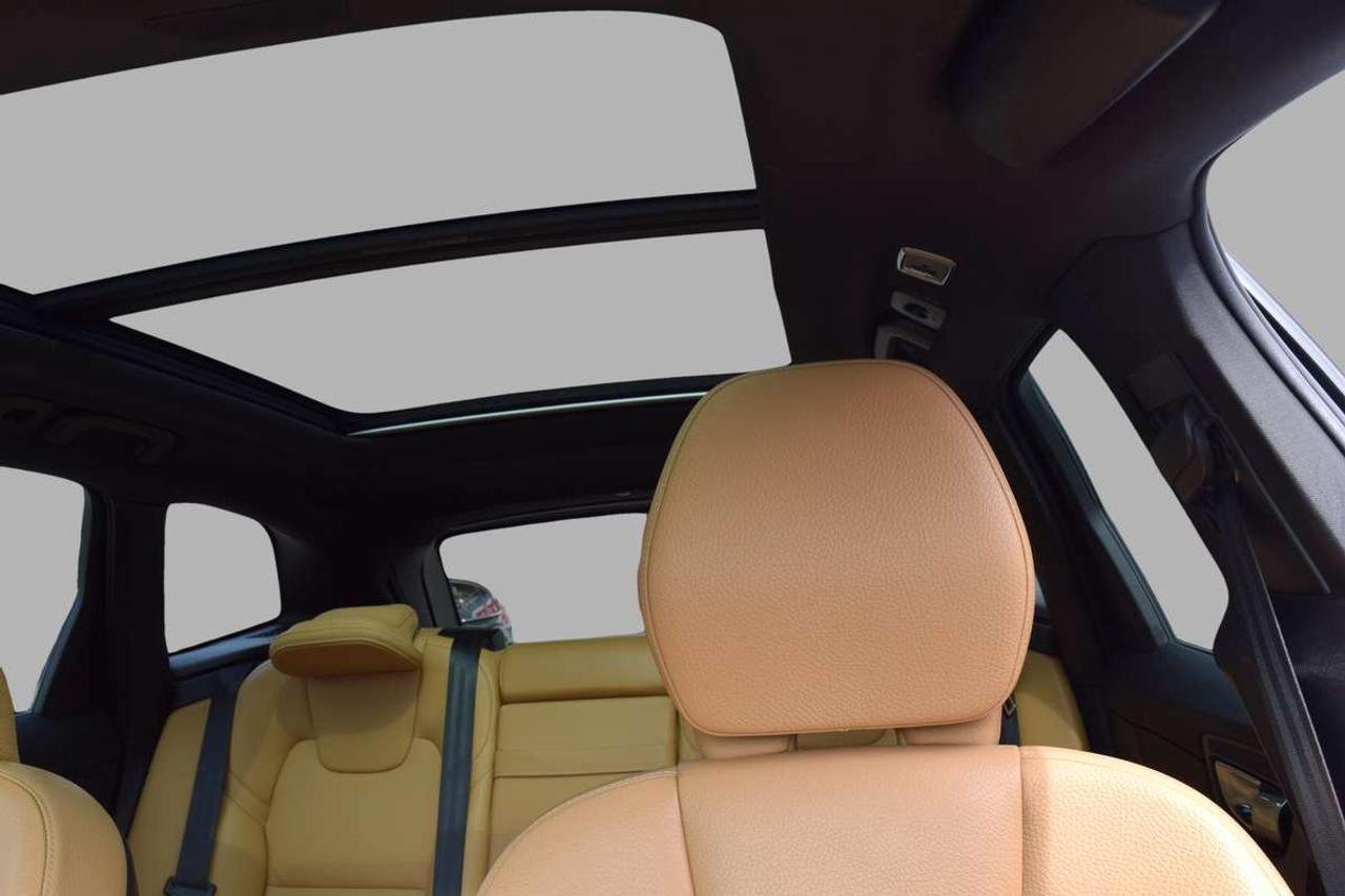 2019 Volvo XC60 Momentum AWD Navi Panoramic Sunroof Photo
