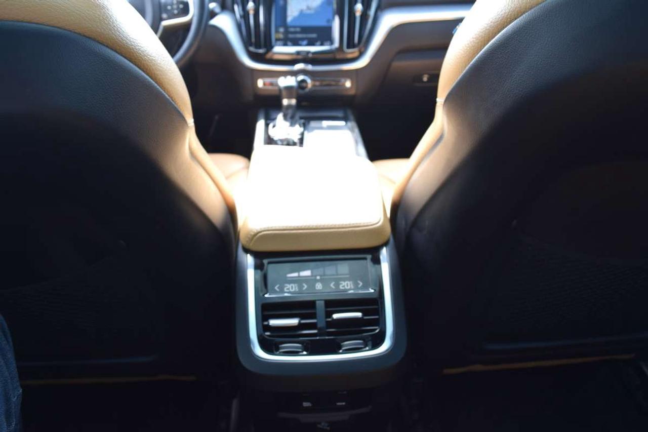 2019 Volvo XC60 Momentum AWD Navi Panoramic Sunroof Photo