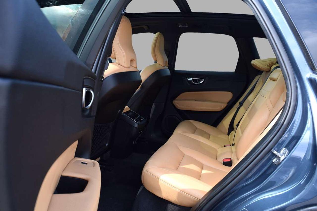 2019 Volvo XC60 Momentum AWD Navi Panoramic Sunroof Photo