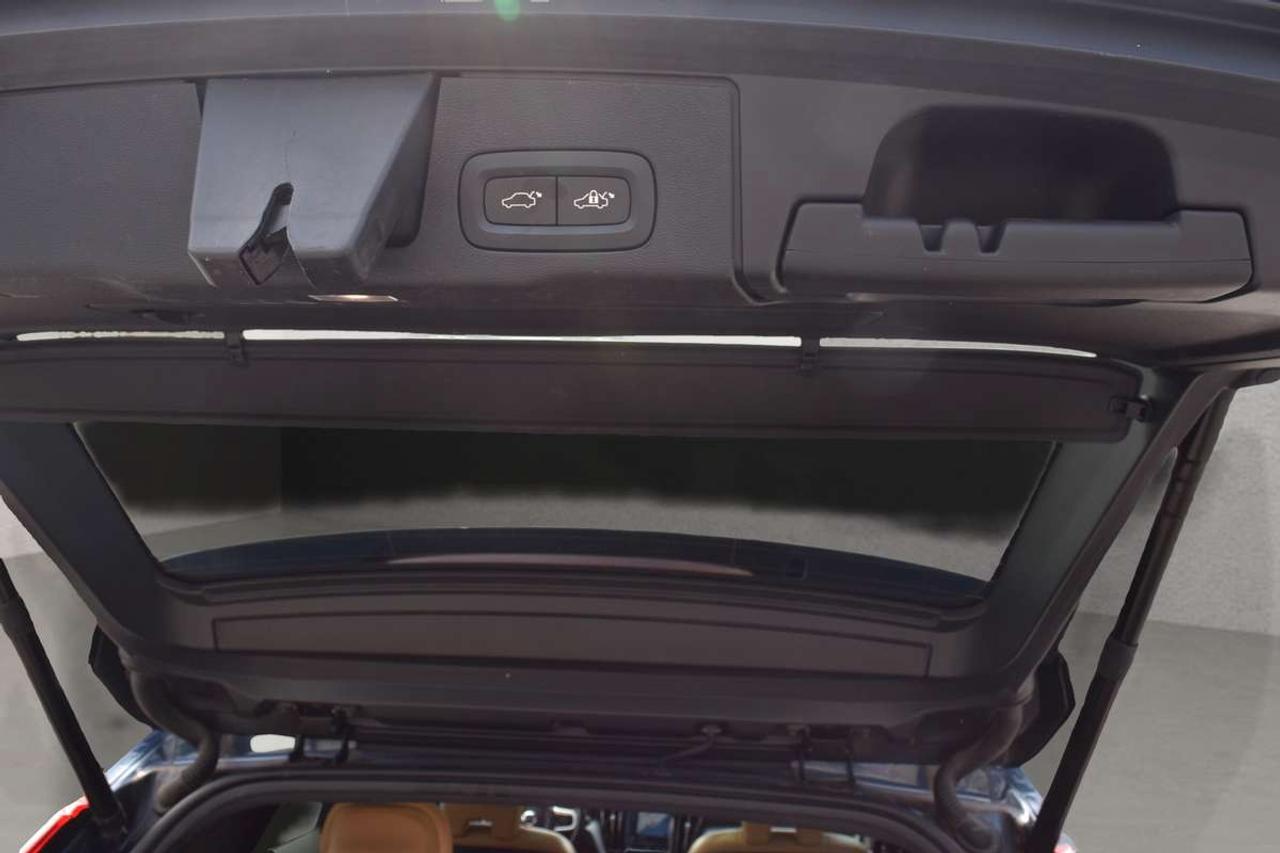 2019 Volvo XC60 Momentum AWD Navi Panoramic Sunroof Photo