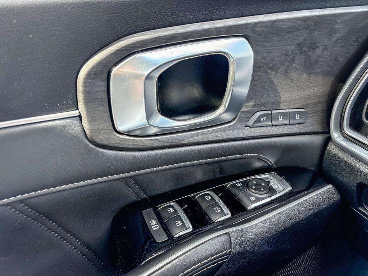 2025 Kia Sorento EX   Captain's Chairs   Navigation Photo
