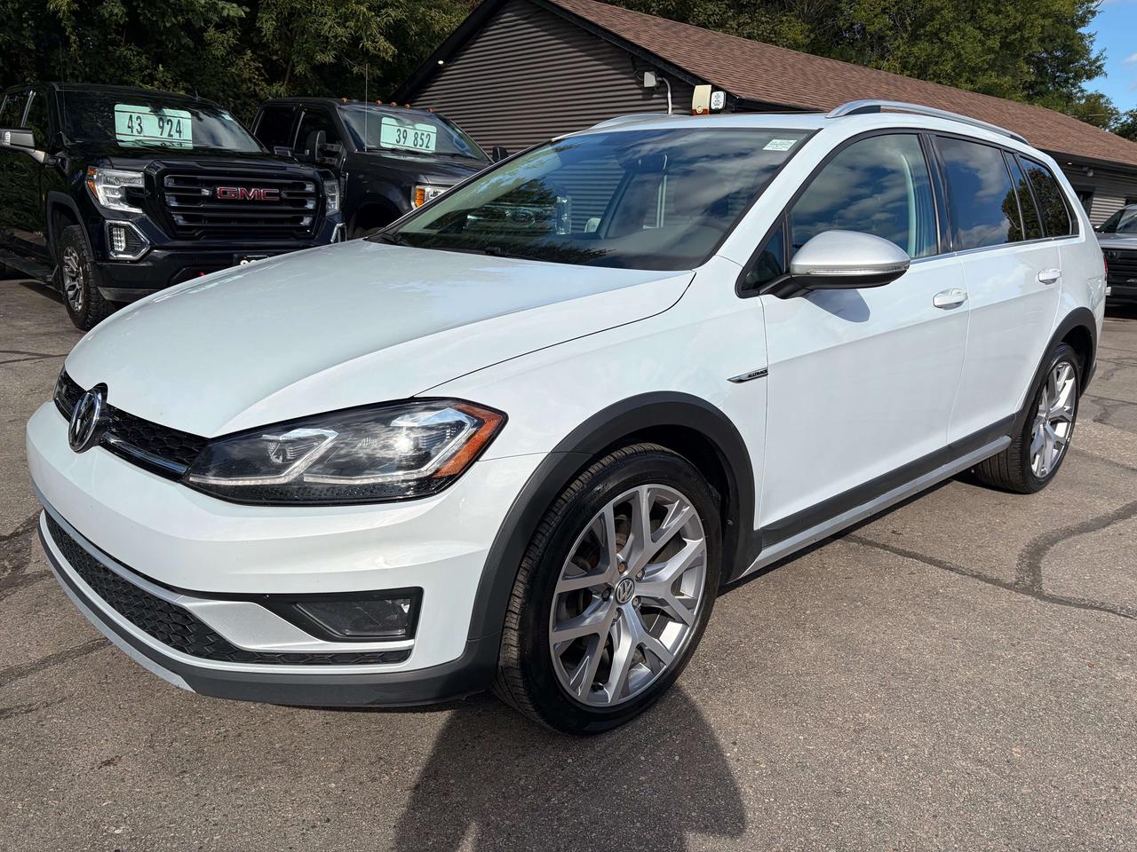 2019 Volkswagen Golf Highline 1.8 TSI Pano Roof Leatherette Clean CARFA Photo1
