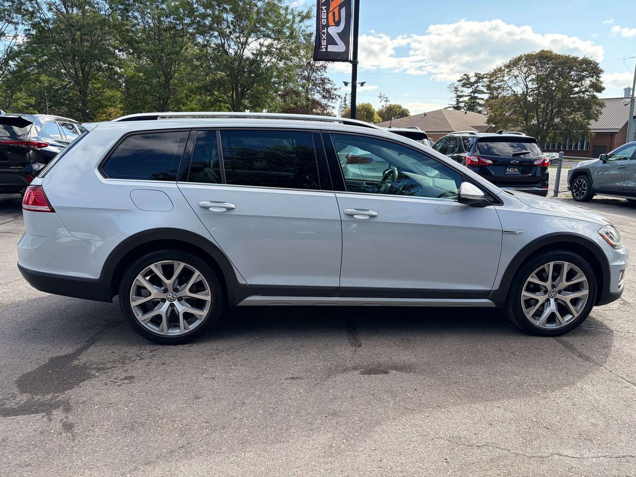 2019 Volkswagen Golf Highline 1.8 TSI Pano Roof Leatherette Clean CARFA Photo