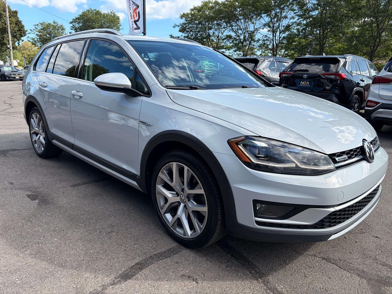 2019 Volkswagen Golf Highline 1.8 TSI Pano Roof Leatherette Clean CARFA Photo