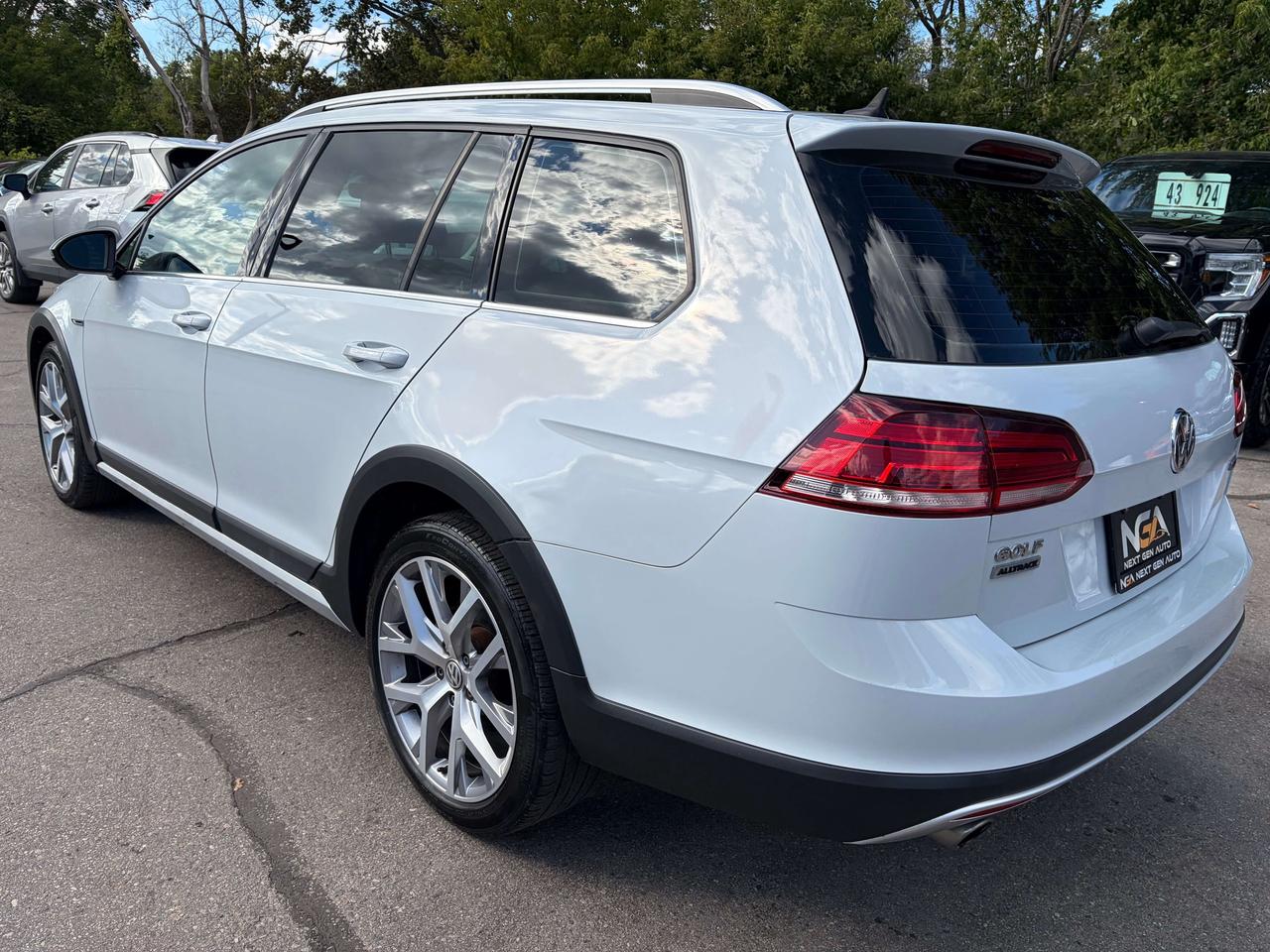 2019 Volkswagen Golf Highline 1.8 TSI Pano Roof Leatherette Clean CARFA Photo