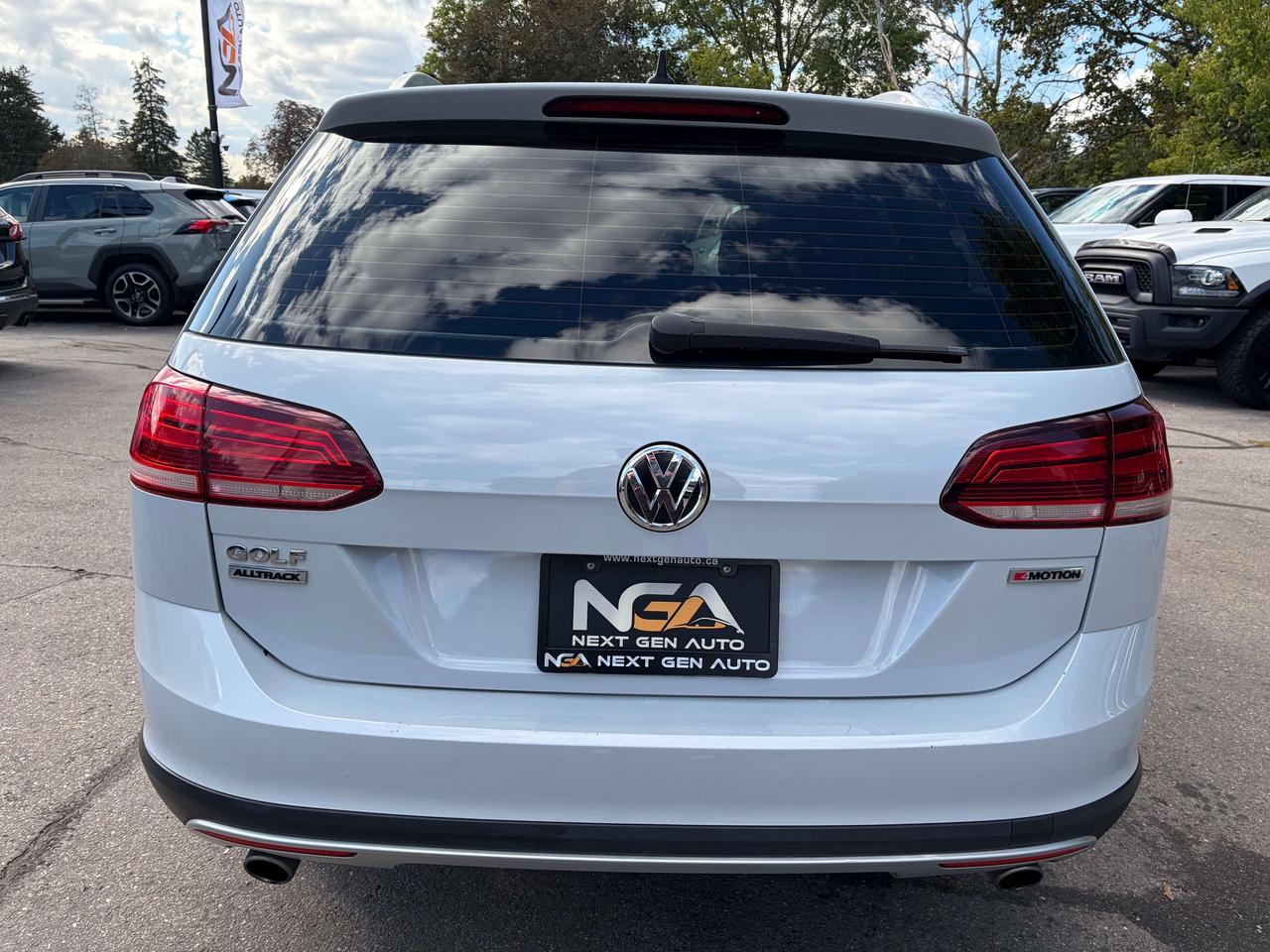 2019 Volkswagen Golf Highline 1.8 TSI Pano Roof Leatherette Clean CARFA Photo
