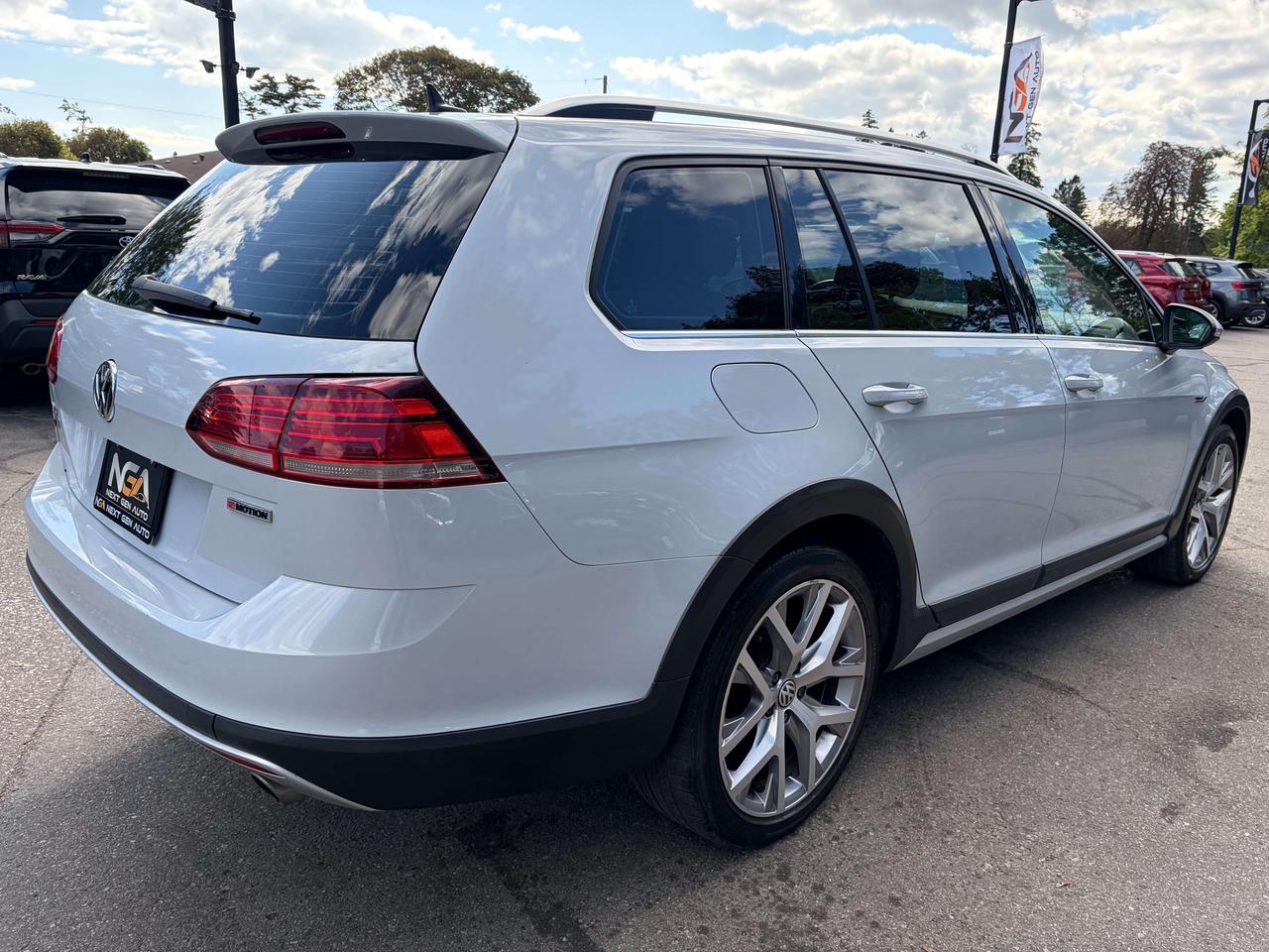 2019 Volkswagen Golf Highline 1.8 TSI Pano Roof Leatherette Clean CARFA Photo