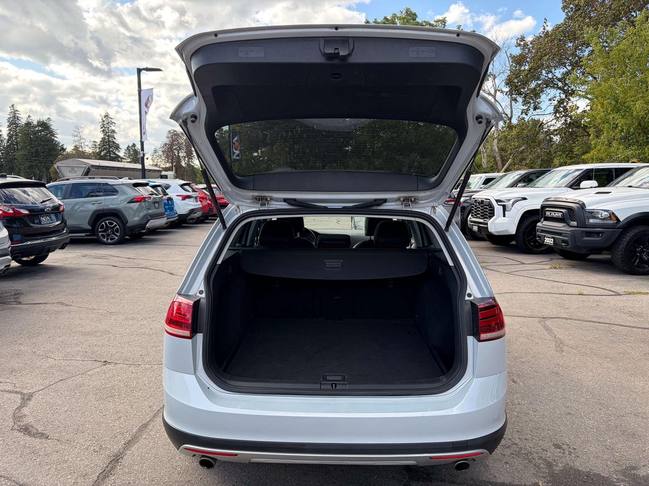 2019 Volkswagen Golf Highline 1.8 TSI Pano Roof Leatherette Clean CARFA Photo