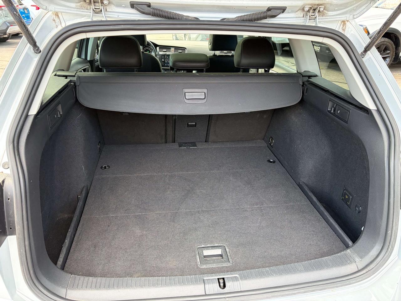 2019 Volkswagen Golf Highline 1.8 TSI Pano Roof Leatherette Clean CARFA Photo