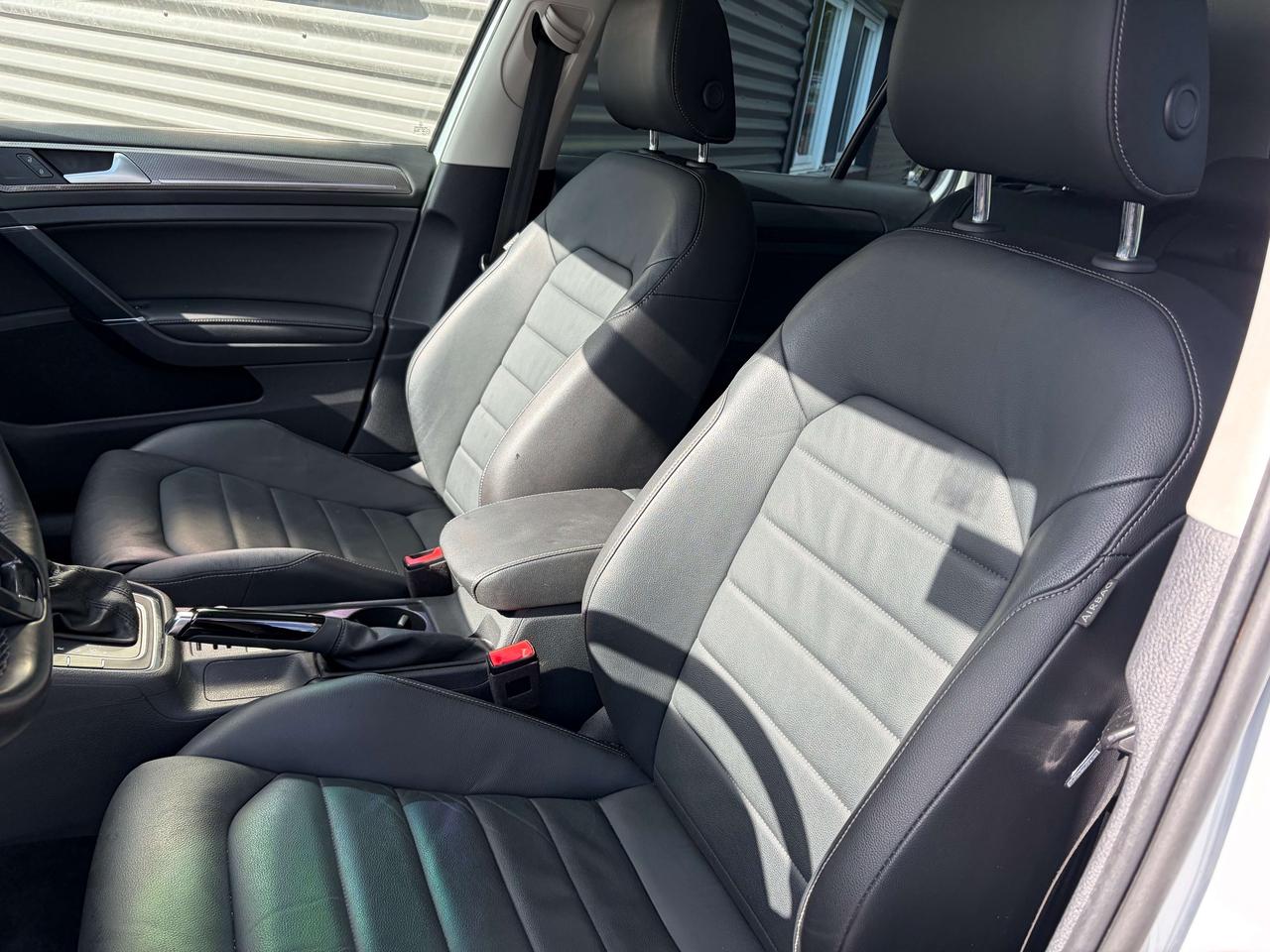 2019 Volkswagen Golf Highline 1.8 TSI Pano Roof Leatherette Clean CARFA Photo
