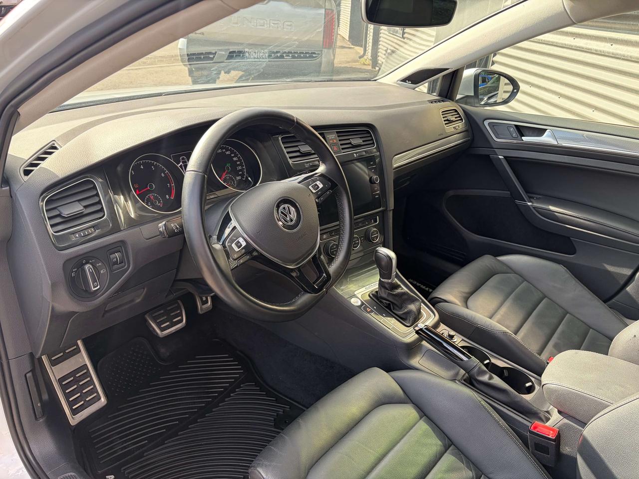 2019 Volkswagen Golf Highline 1.8 TSI Pano Roof Leatherette Clean CARFA Photo