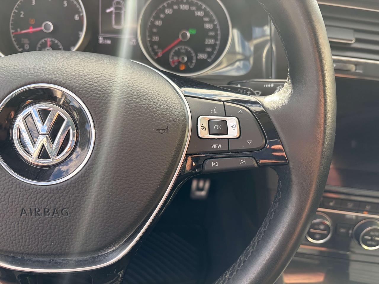 2019 Volkswagen Golf Highline 1.8 TSI Pano Roof Leatherette Clean CARFA Photo