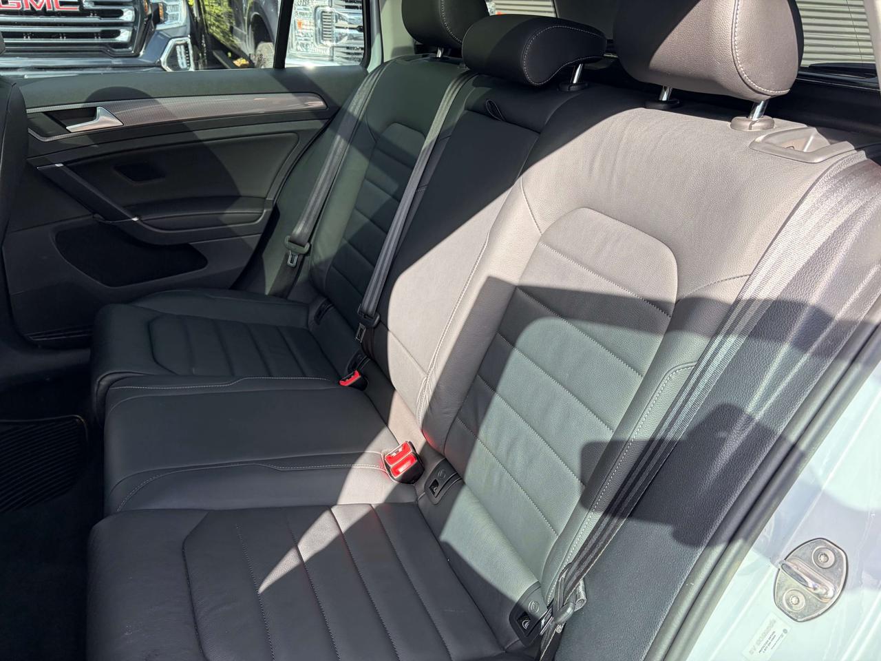 2019 Volkswagen Golf Highline 1.8 TSI Pano Roof Leatherette Clean CARFA Photo