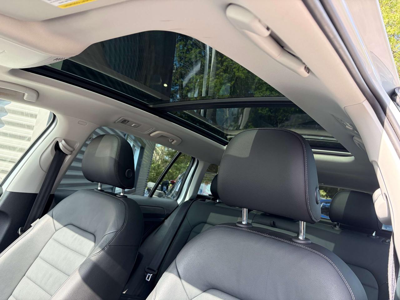 2019 Volkswagen Golf Highline 1.8 TSI Pano Roof Leatherette Clean CARFA Photo