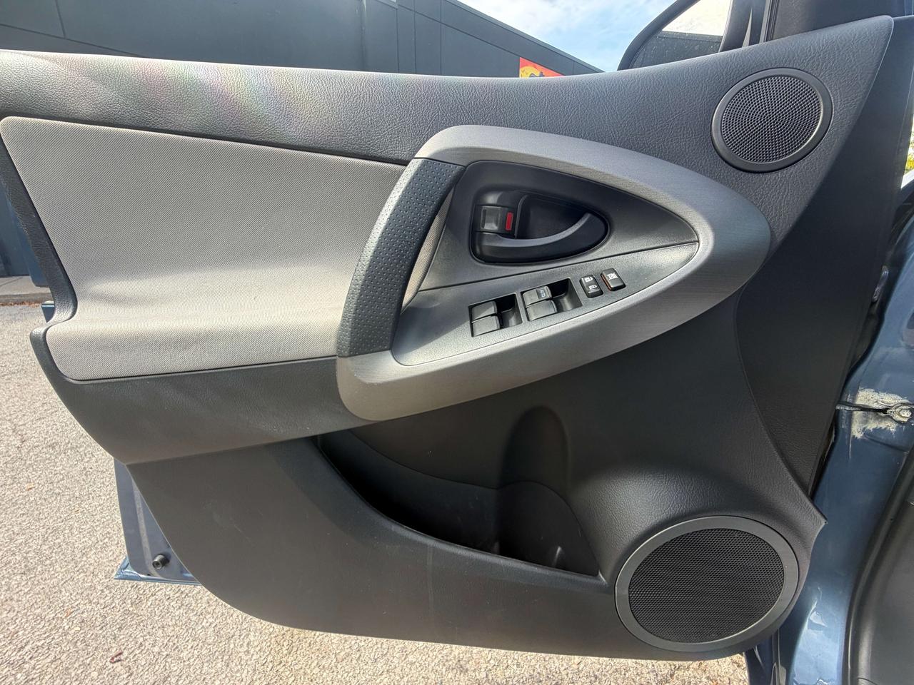 2012 Toyota RAV4 !!!! ONE OWNER !!! NO ACCIDENTS !! TOYOTA SERVICED Photo