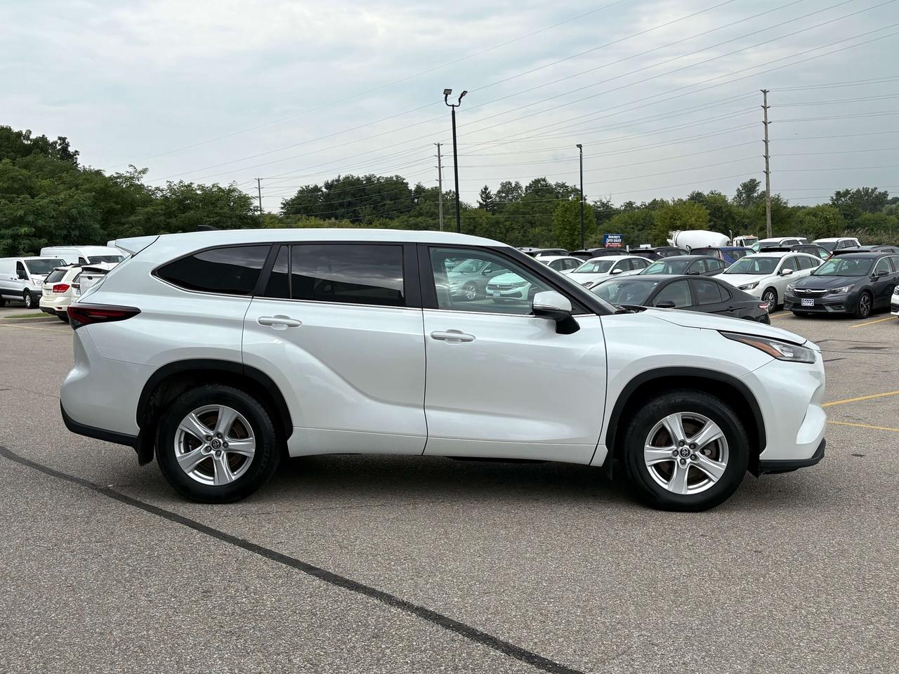2024 Toyota Highlander LE AWD   Clean Carfax Photo4