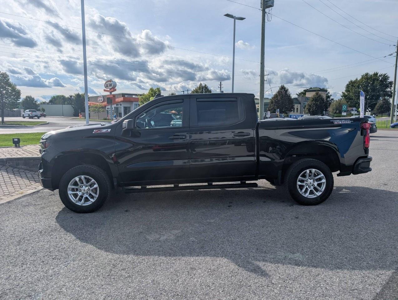 2022 Chevrolet Silverado 1500 Crew Cab Short Box 4-Wheel Drive Custom Trail Boss Photo