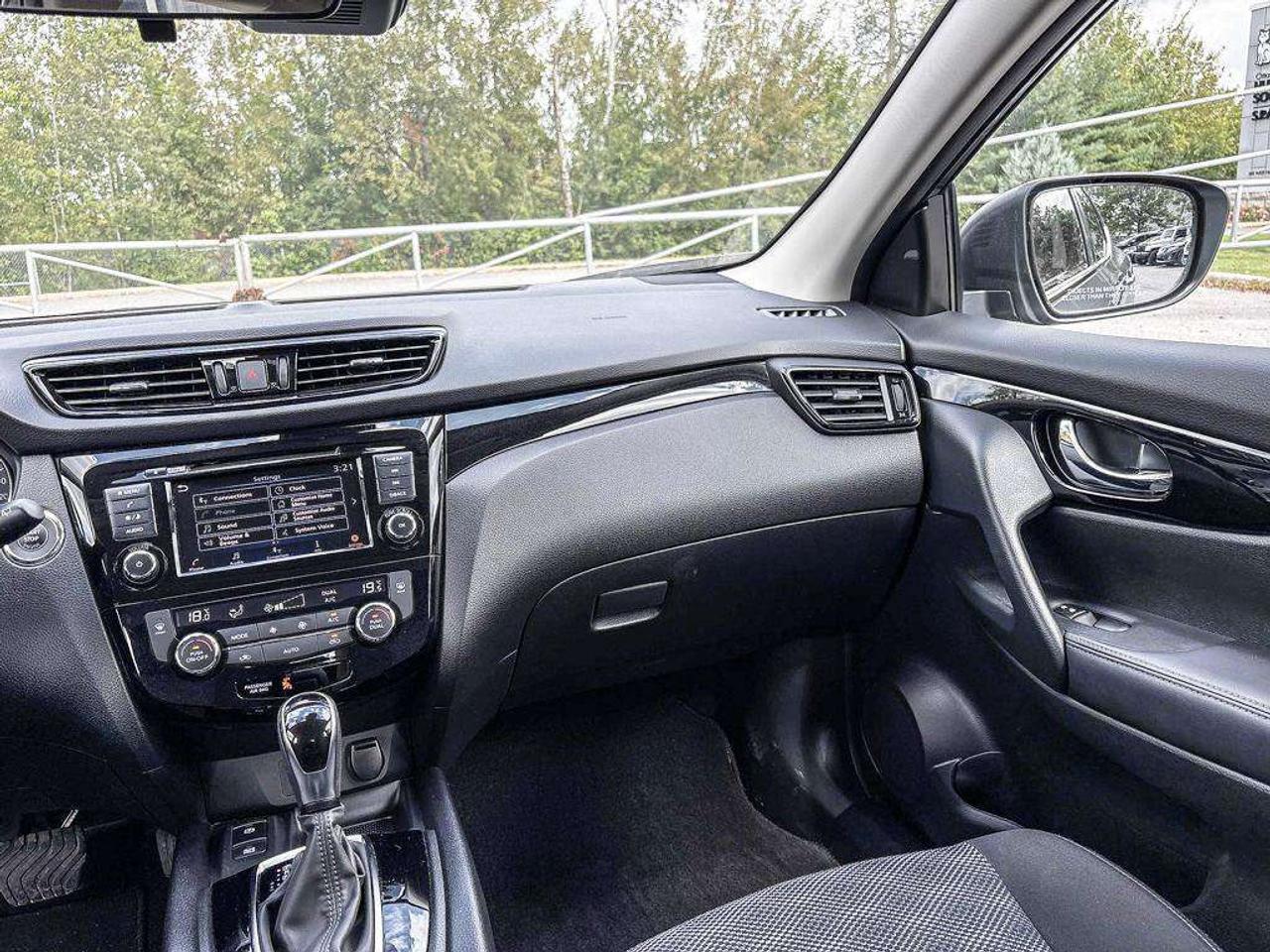 2023 Nissan Qashqai SV  AWD   Apple Car Play   Android Auto   Heated Seats Photo