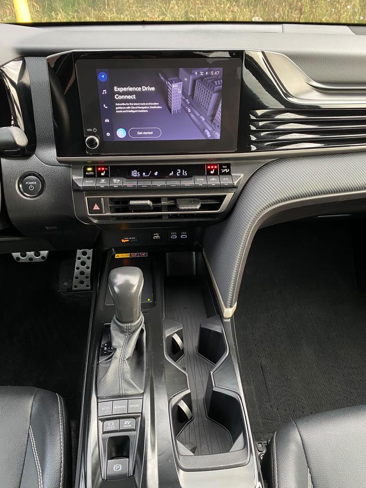2025 Toyota Camry Hybrid SE | LEATHER | NO ACCIDENT Photo